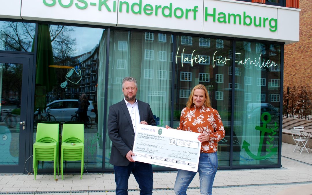 Gemeinsam für die gute Sache: Der Getränkefachgroßhändler Getränke Nordmann Hamburg und die bundesweite Kampagne LOKALE HELDEN unterstützen das „SOS-Kinderdorf“ in Hamburg